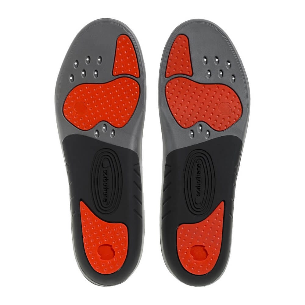 Stødabsorberende såler til pronation | S-PRO 4 Et par sorte og røde Stødabsorberende såler til pronation | S-PRO på hvid baggrund.