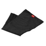 Et sort håndklæde med rødt mærke på til Knæstrømpe | 29K193.