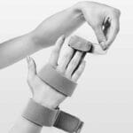 En kvindes hånd med et Fingerskinne - Phalanges | 31606 bøjle.