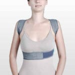 En kvinde iført en Holdningskorrigerende skulderstøtte - Light | 20105.