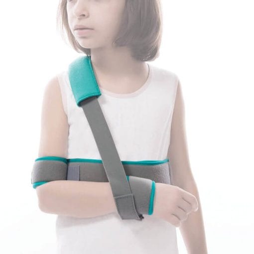 En ung pige iført en Armslynge Premium | 60506 bøjle på hendes arm.