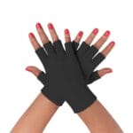 En kvinde iført Gigthandsker med fingre viser et par sorte fingerløse handsker på hænderne.