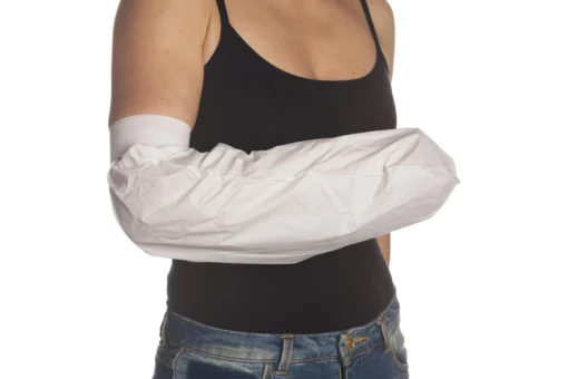 En kvinde iført sig en hvid Badebeskytter med velcrolukning.