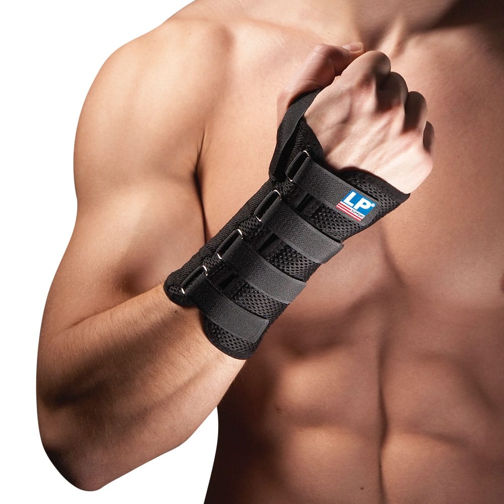 Håndledsbandage med skinne | 535 2 En mand iført Håndledsbandage med skinne | 535.