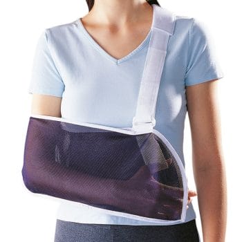 En kvinde iført en Justerbar armslynge | 839 med brækket arm.